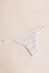 Bombacha de encaje negra con diseño ajustable y calce cómodo.