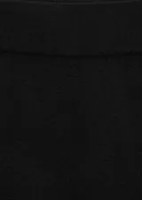 Pantalón de punto fino color negro, con diseño wide leg, tiro alto y cintura elástica.