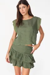 Blusa de lino color verde militar, con escote redondo amplio, mangas cortas estilo japonés y corte recto holgado.