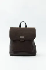 Mochila estructurada color marrón oscuro, con frente en acabado gamuzado y cuerpo en símil cuero texturizado. Tiene asa superior y correas regulables.