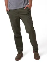 Pantalon cargo de corte ajustado en color verde oliva. Cuenta con bolsillos laterales tipo cargo con solapa, bolsillos frontales de entrada lateral y bolsillos traseros con cierre de botón. Incluye cierre de cremallera con botón y tejido elástico para mayor flexibilidad.
