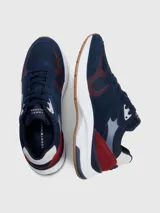 Zapatillas Tommy Hilfiger Modern Prep de running, color azul marino con detalles en rojo y blanco. Confeccionadas en gamuza y malla, con logo TH en el lateral.