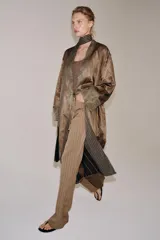 Kimono de la colección ZW de Zara, confeccionado en tejido marrón con acabado satinado. Presenta solapas anchas en tono verde con estampado estilo jacquard y flecos largos colgantes en el frente. Cuenta con mangas largas con puños estampados y bolsillos laterales ocultos.