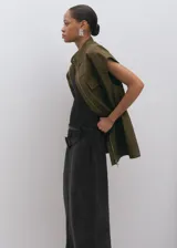 Pantalón largo estilo balloon de tiro medio, confeccionado en mezcla de lyocell y poliéster, con cintura elástica, bolsillos laterales y bajo con goma elástica.
