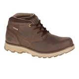 Bota de caña baja Caterpillar modelo Elude WP, confeccionada en cuero de plena flor impermeable color marrón oscuro. Presenta cierre con cordones, cuello acolchado y suela de goma en tono beige con diseño dentado para mayor tracción.