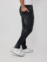 Pantalón jean negro de corte slim fit y cintura media. Confeccionado en 83% algodón, 15% poliéster y 2% elastano.
