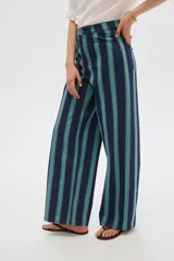 Pantalón jean de tiro alto y corte ancho, con diseño de rayas verticales en tonos azul, verde y marrón.