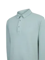 Buzo de algodón orgánico con interior de felpa color celeste, con cuello camisero, media apertura frontal con botones y detalle de bordado pequeño en el pecho.