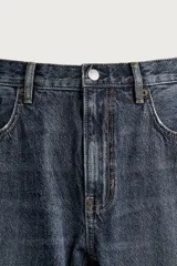 Jeans de corte slim cropped confeccionados en denim de algodón rígido con efecto lavado. Presentan tiro medio, cierre frontal con cremallera y botón, y diseño clásico de cinco bolsillos.