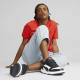 Championes urbanos Puma modelo RBD Game Low, color blanco con detalles en negro. Presentan un diseño inspirado en el básquetbol con perforaciones en la puntera, el logo de la marca en la lengüeta y la franja característica en los laterales. Cuentan con suela de goma con efecto envejecido.