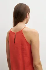 Vestido midi color naranja de lino, con breteles finos y tajos laterales.