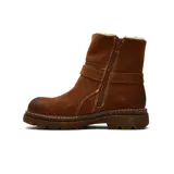 Bota corta de cuero gamuzado color marrón, con interior forrado en piel sintética, suela de goma dentada y detalle de tira con hebilla metálica lateral.