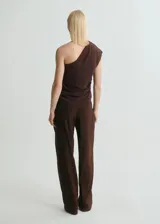 Pantalón de vestir de tiro medio, diseño recto y estilo sastrero, con cierre delantero de botón, gancho y cremallera, dos bolsillos laterales, dos bolsillos de ribete en la parte posterior y detalle de pinzas.