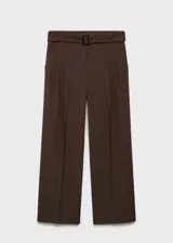 Pantalon de vestir color marrón, de corte recto y tiro medio. Cuenta con bolsillos laterales y un cinturón integrado con hebilla del mismo tejido.