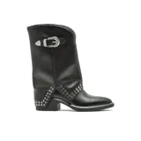 Bota de caña media estilo western, confeccionada en cuero sintético negro. Presenta una hebilla metálica decorativa en la parte superior de la caña y detalles de tachas plateadas en la base y el talón. Cuenta con un taco cuadrado y punta redondeada.