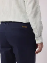 Pantalón chino color beige, de corte recto y tiro medio. Confeccionado en algodón y elastano.