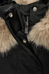 Anorak acolchado negro resistente al agua y al viento, con cuello subido y capucha con pelo sintético en tono tostado a contraste. Cuenta con manga larga, bolsillos delanteros con cierre, cinturón elástico ajustable con hebilla metálica y cierre frontal con cremallera y botones a presión ocultos.