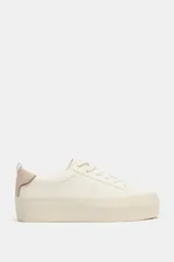 Zapatillas tipo bamba con suela flatform, diseño minimalista con cordones y detalle de contraste en el talón.