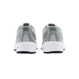 Championes urbanos New Balance modelo 740, con diseño técnico en tonos gris y plata. Presentan una estructura de malla transpirable con superposiciones sintéticas metalizadas, logo N lateral característico y entresuela blanca con tecnología ABZORB para mayor amortiguación.