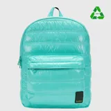 Mochila de diseño acolchado en color turquesa, confeccionada con material reciclado rPET. Cuenta con un compartimento principal amplio con espacio para notebook, bolsillo frontal con cierre y correas acolchadas para mayor comodidad.