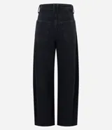 Pantalón de jean con corte barrel, de tiro medio y piernas anchas. Presenta un lavado marmorizado, trabillas en la cintura, cierre frontal con botón y cremallera, bolsillos funcionales y recortes decorativos en las rodillas.