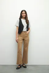 Pantalón ancho de tiro alto, color negro, con pretina y doble botón metalizado.