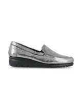 Mocasines slip-on de cuero metalizado color plateado, con suela anatómica de goma negra en bloque.