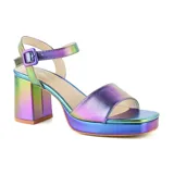 Sandalias blancas de vestir con plataforma y tacón cuadrado. Tira delantera ancha y tira al tobillo con hebilla.