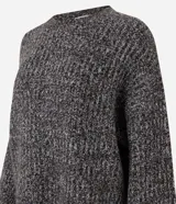Suéter de punto con efecto mezclado, cuello redondo y mangas largas. Presenta un corte regular over con estructura encorpada.