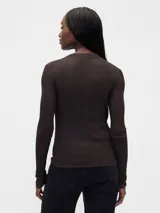 Buzo de tejido fino y semitransparente con cuello redondo y mangas largas, diseñado con una capa superpuesta estilo musculosa de punto acanalado.