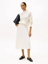 Falda midi plisada de poliéster color blanco, con cintura elástica con logo de la marca.