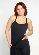 Musculosa negra de microfibra, corte ajustado, con breteles finos regulables y espalda nadadora. Incluye sostén interno con soporte rib debajo del busto.