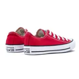 Championes Converse Chuck Taylor All Star de lona roja, con puntera de goma blanca, cordones blancos y suela de goma con líneas negras.