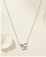 Collar de plata 925 con dije en forma de mariposa que contiene la palabra 'mama' calada en su interior.