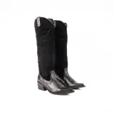 Bota texana alta de cuero negro, con caña de gamuza, taco cuadrado y puntera fina con sutiles pespuntes decorativos.