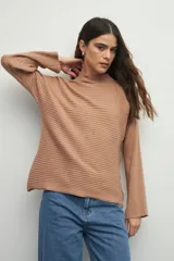 Polera color marrón claro de tejido tramado, corte holgado y mangas acampanadas.