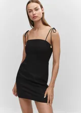 Vestido corto de corte recto confeccionado en mezcla de lino y viscosa. Presenta cuello recto, tirantes finos ajustables con lazo y detalle de abalorios en los laterales del escote. Incluye cierre lateral de cremallera y forro de algodón.