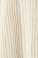 Pantalón de pana color beige, de corte relaxed fit, con cintura clásica, cierre de botón, bolsillos laterales y bolsillos traseros insertados.