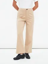 Pantalón beige de corte acampanado con bolsillos delanteros con solapa y botón.