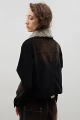 Chaqueta corta de pana con efecto gastado, cuello de piel sintética desmontable, cierre frontal con botones y bolsillos delanteros con solapa.