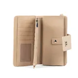 Billetera color taupe de símil cuero con solapa y cierre. Presenta un logo metálico "XL" en la solapa y una correa de muñeca desmontable.