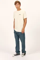 Remera Billabong color beige de manga corta con estampa en la espalda que incluye el logo de la marca enmarcado en un diseño circular con efecto tie-dye.
