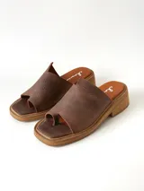 Sandalias marrones de cuero texturizado con diseño de tira ancha en el empeine y separación para el dedo, taco cuadrado bajo y suela plataforma.