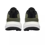 Championes Lacoste modelo L003 Evo, color verde oliva con detalles en negro y suela blanca. Diseño deportivo con paneles de malla y refuerzos laterales, con el logo de la marca grabado en el talón y en la lengüeta.