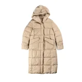 Campera tipo puffer larga con capucha, confeccionada en poliéster acolchado. Presenta cierre frontal doble con botones, bolsillos laterales abiertos y diseño de costuras horizontales.