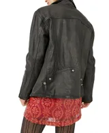 Chaqueta de cuero negra estilo motoquera con cierre frontal asimétrico, tres bolsillos con cierre y un bolsillo con botón.