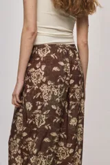 Pantalón de tiro alto y silueta amplia con estampado floral, pinzas en el frente, volumen relajado y terminación elastizada en los tobillos.