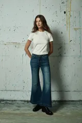 Jean de corte wide leg en color gris oscuro con acabado lavado, tiro alto y diseño de cinco bolsillos.