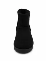 Bota de caña media color negro, con interior forrado en piel sintética y suela de goma con relieve.