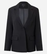 Blazer de sastrería confeccionado en tejido de poliéster con acabado liso. Presenta un diseño de corte regular con solapas clásicas, cierre frontal de un botón y mangas largas con botones forrados en los puños. Incluye bolsillos con solapa y forro interior.